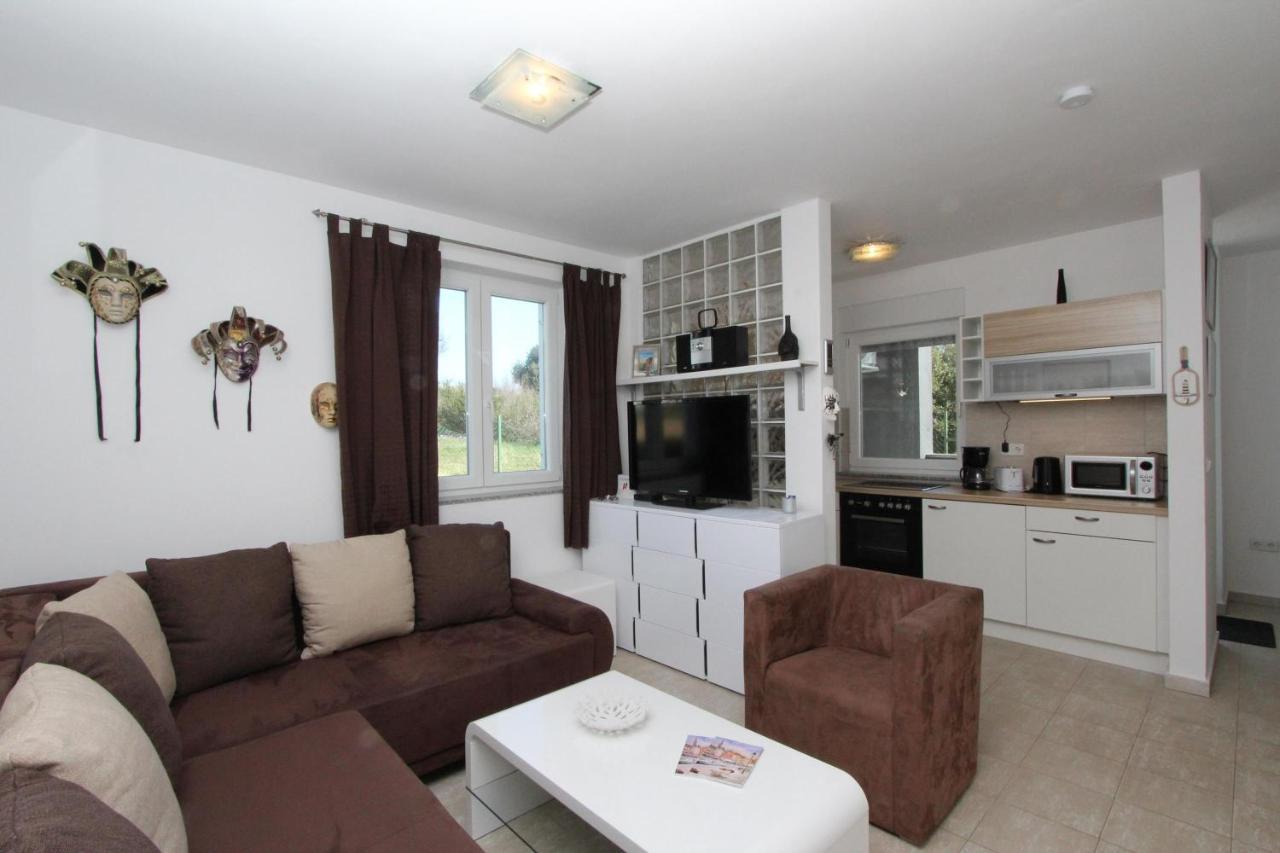 Apartment Adi โรวีน ภายนอก รูปภาพ