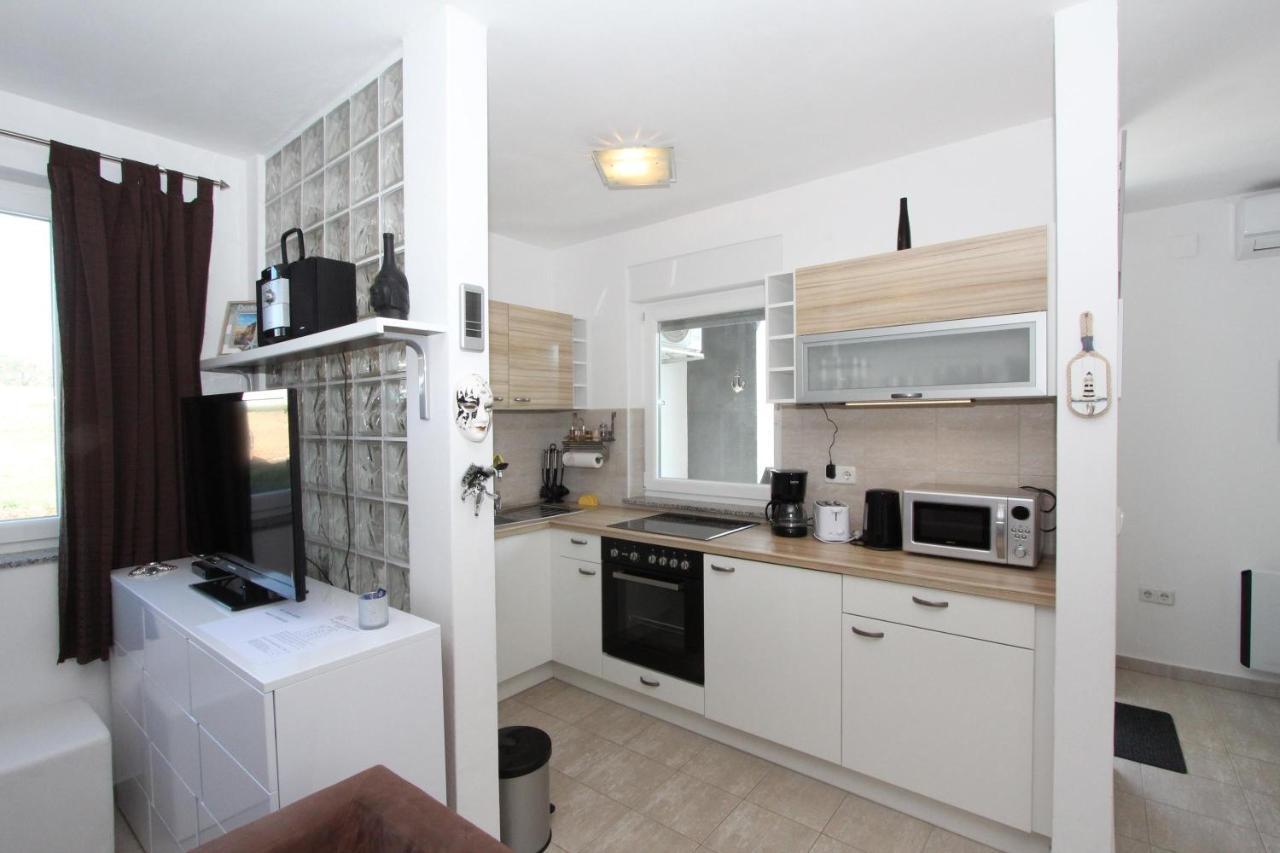 Apartment Adi โรวีน ภายนอก รูปภาพ
