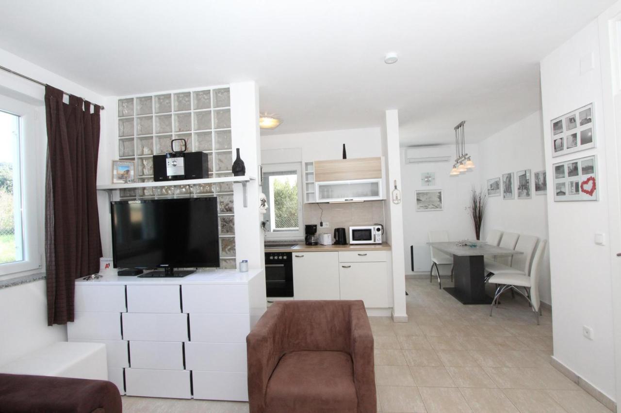 Apartment Adi โรวีน ภายนอก รูปภาพ