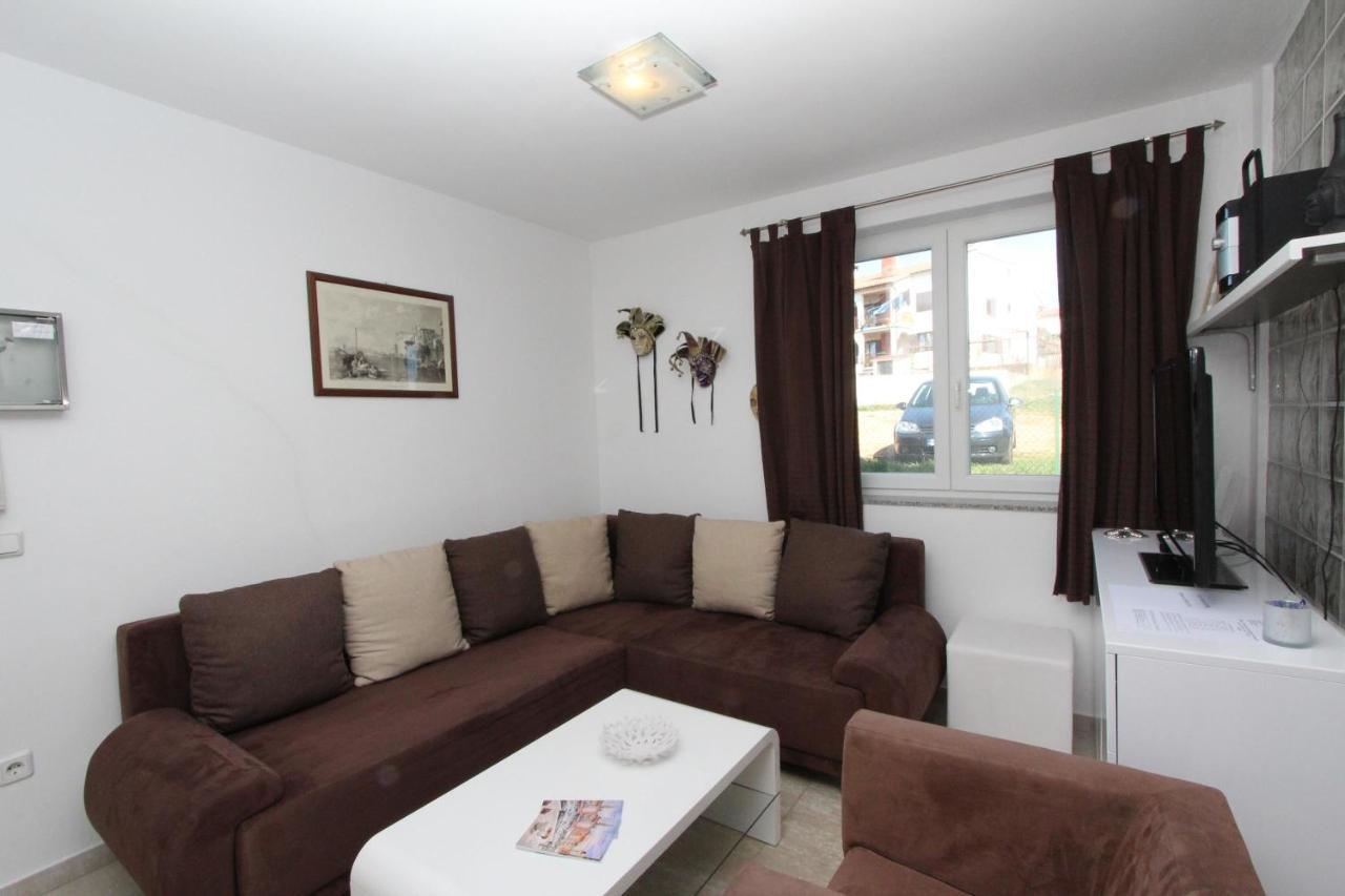 Apartment Adi โรวีน ภายนอก รูปภาพ
