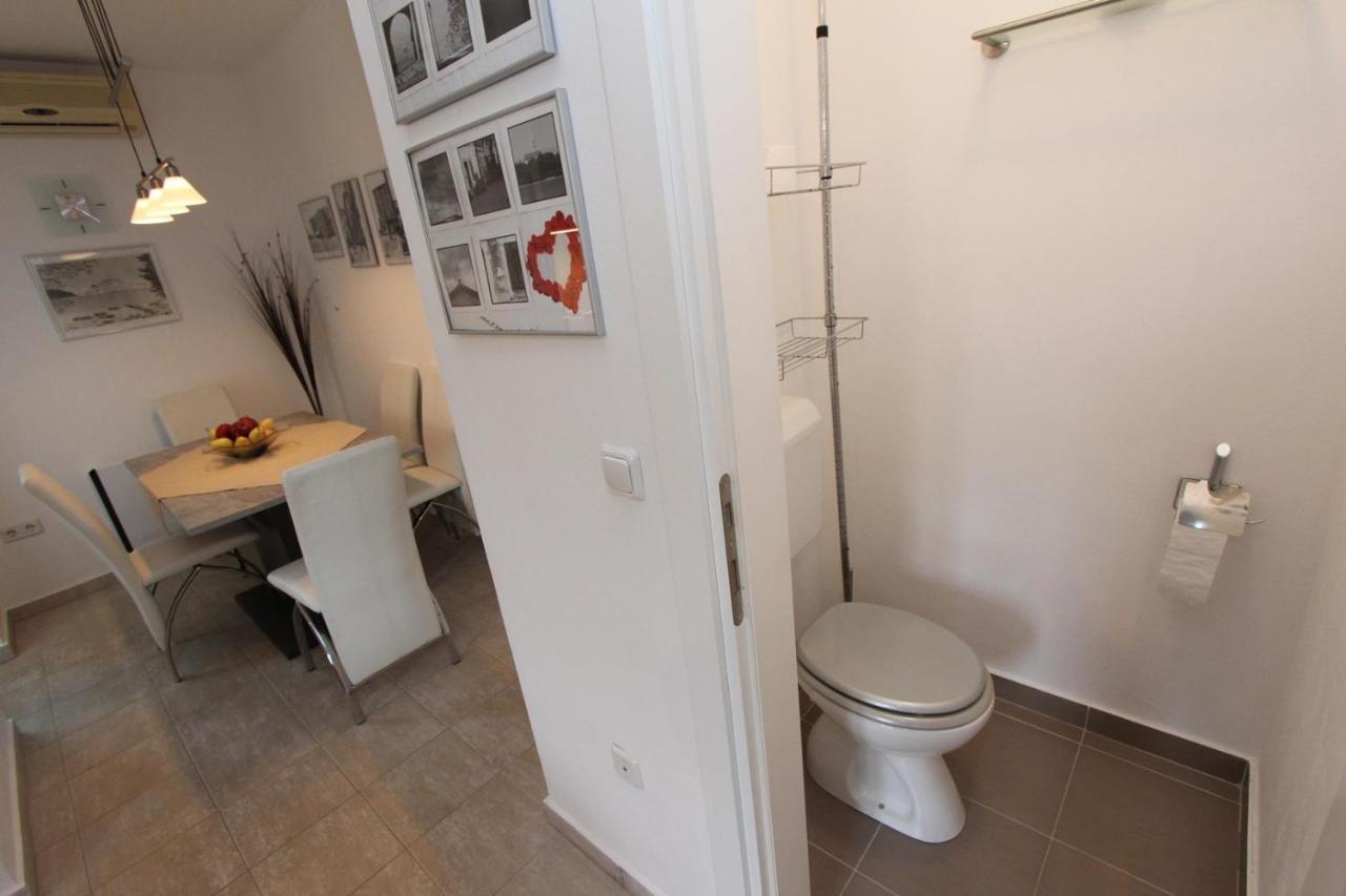Apartment Adi โรวีน ภายนอก รูปภาพ