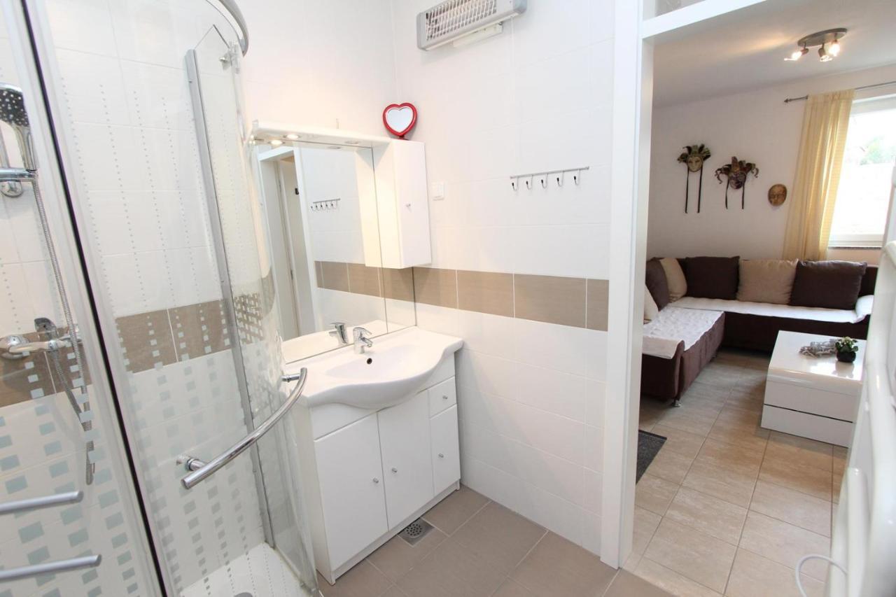 Apartment Adi โรวีน ภายนอก รูปภาพ